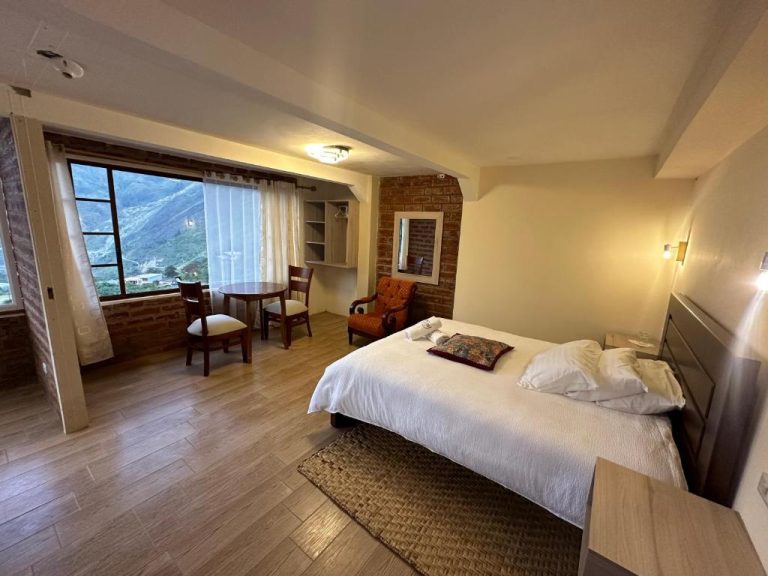 Habitación doble con cama matrimonial y vista a la montaña en Spa Hotel Etelvina