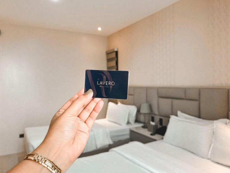Tarjeta llave de acceso a habitación doble con camas individuales en Lavero Suites hotel