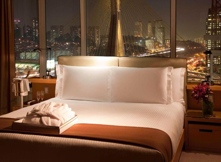 Habitación de lujo del Grand Hyatt São Paulo con vista nocturna al Puente Octávio Frias de Oliveira