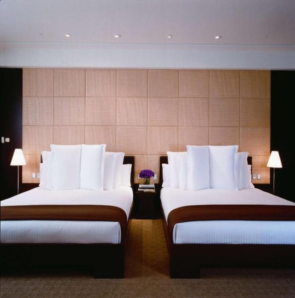 Habitación twin con dos camas y cabecero tapizado en el Grand Hyatt São Paulo