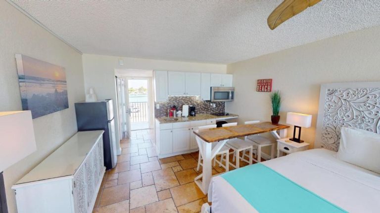 Estudio con cocina americana, cama doble y decoración playera en Island Inn Beach Resort