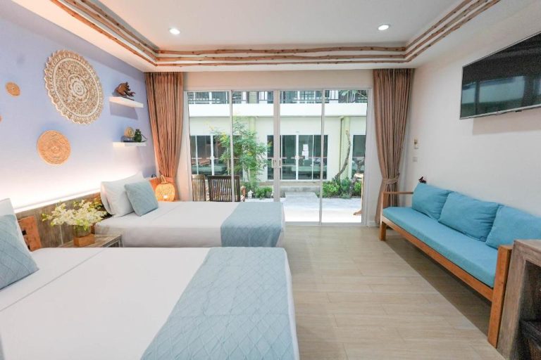Habitación doble con dos camas y terraza exterior en ARKbar Beach Club & Resort Tailandia
