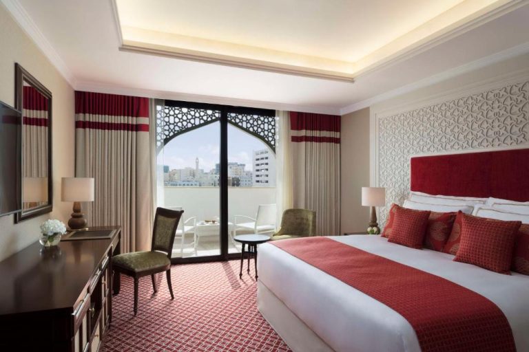 Habitación deluxe con cama king y balcón con vistas a la ciudad en Al Najada Doha Hotel by Tivoli