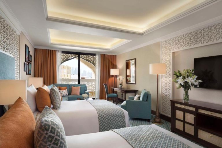 Habitación twin de lujo con decoración árabe y sofá en Al Najada Doha Hotel by Tivoli