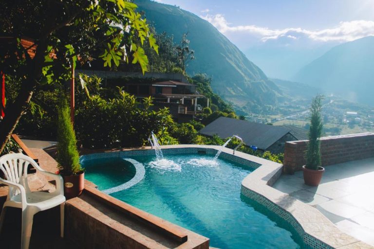 Piscina exterior con fuentes de agua y vistas a las montañas del Spa Hotel Etelvina