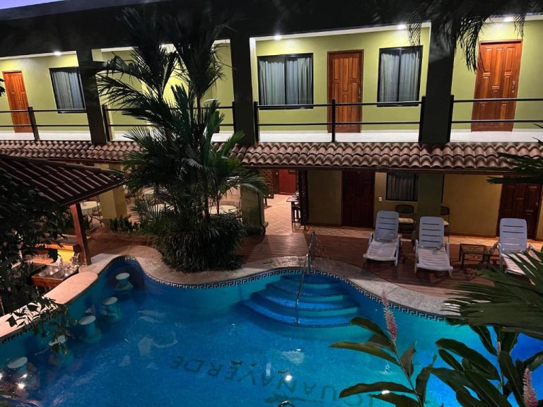 Piscina interior iluminada con jacuzzi y tumbonas del Hotel Boutique Iguana Verde