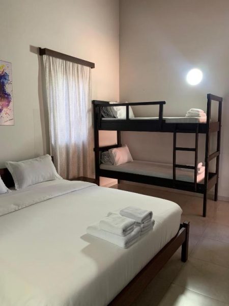 Habitación familiar con cama doble y literas en Hotel Il Castello, ideal para familias
