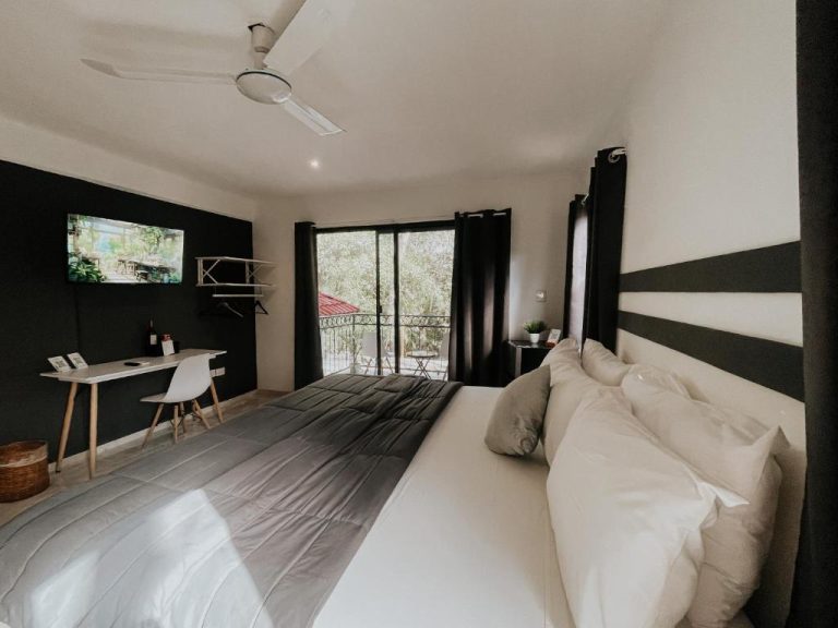 Habitación doble moderna con cama king, escritorio y terraza con vistas en Che Suites Playa