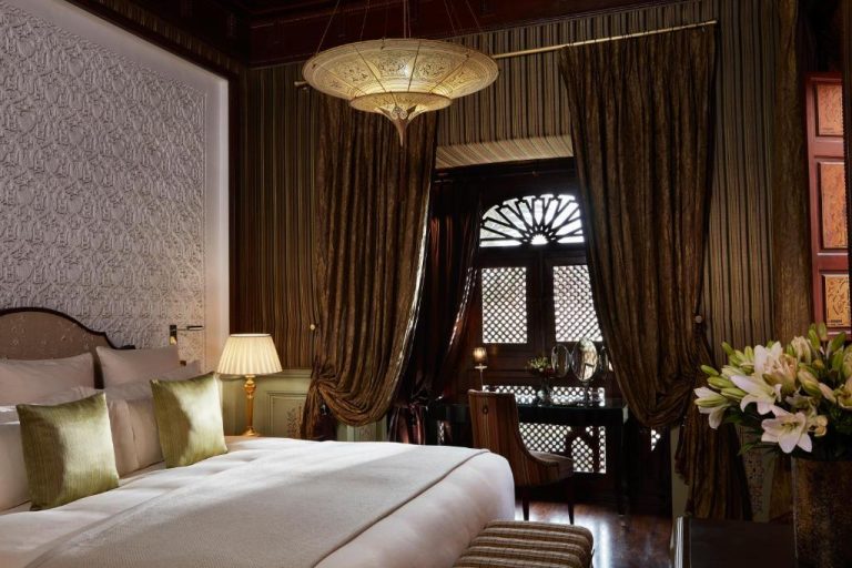 Lujosa habitación suite con decoración árabe y ventana mashrabiya en Royal Mansour Marrakech