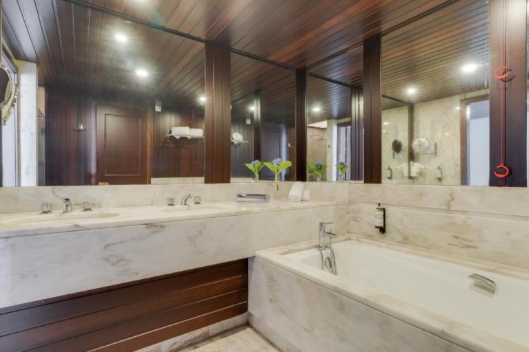 Baño de lujo con bañera de mármol y doble lavabo en Pestana Bahia Praia Nature & Beach Resort