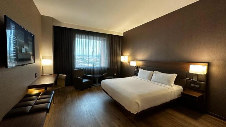 Habitación king size con TV y vista panorámica en AC Hotel by Marriott San Jose Escazu