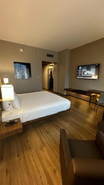 Habitación king size con suelo de madera y TV en AC Hotel by Marriott San José Escazú