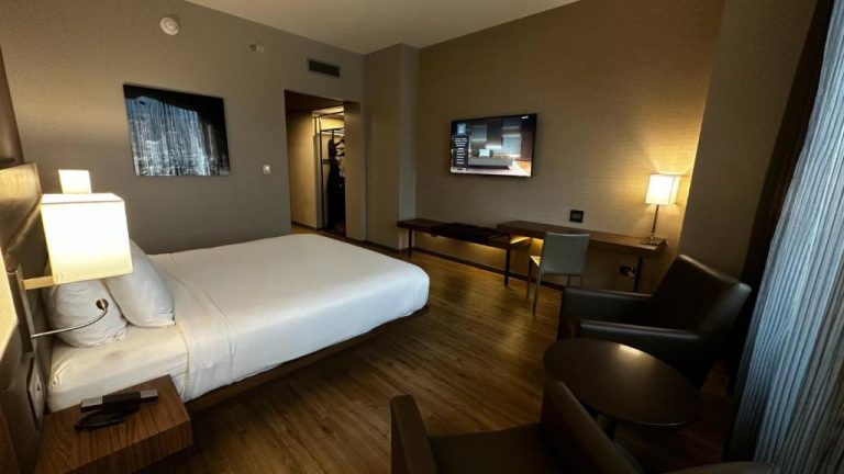 Habitación king size moderna con escritorio y TV del AC Hotel by Marriott San Jose Escazu