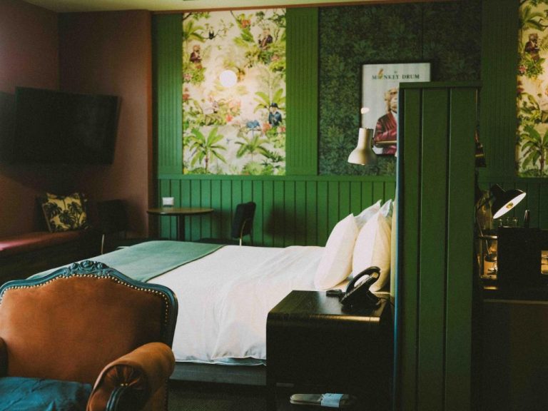 Habitación doble con decoración tropical y cabecero verde en Hotel Eco Boutique Bidasoa