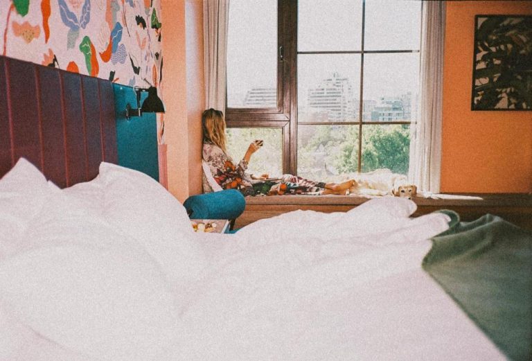 Huésped relajada con su perro en el alféizar de la habitación del Hotel Eco Boutique Bidasoa