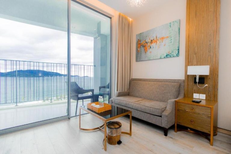 Salón con sofá y balcón con vistas al mar en Best View Panorama Condotel managed by MLB
