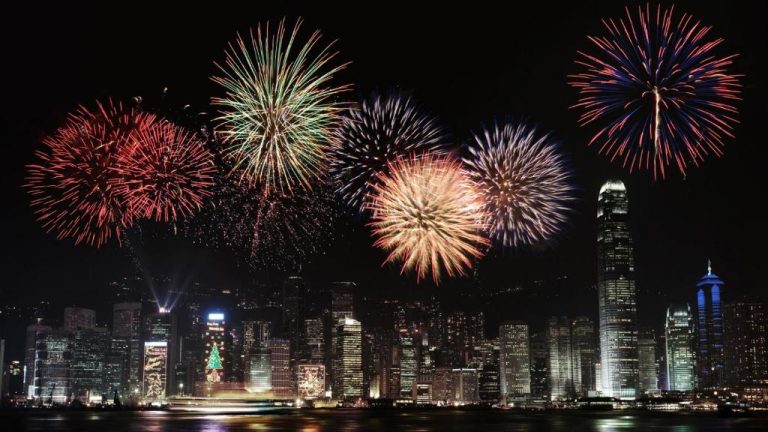 Espectáculo de fuegos artificiales sobre el skyline nocturno del Four Seasons Hotel Hong Kong
