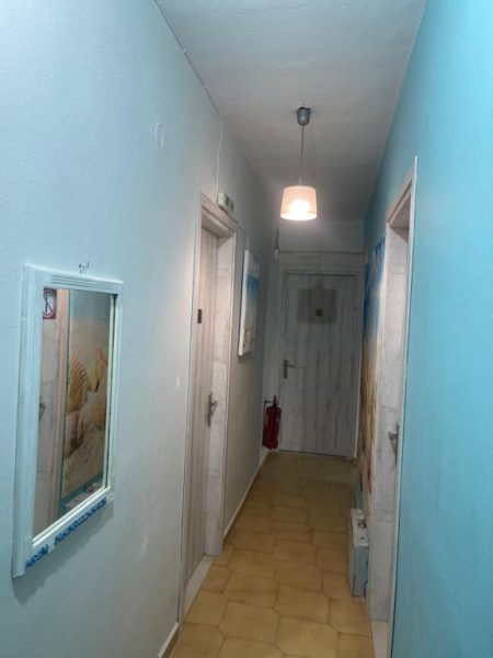 Pasillo interior con puertas de habitaciones y extintor de la Pansion Katerina