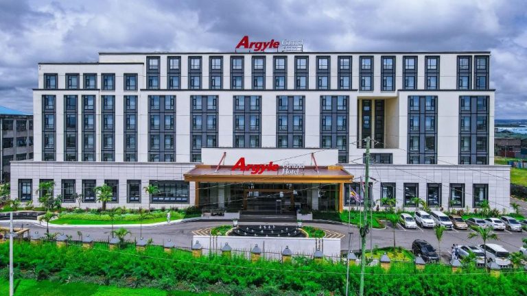 Fachada exterior del Argyle Grand Hotel Nairobi Airport con jardines y zona de aparcamiento