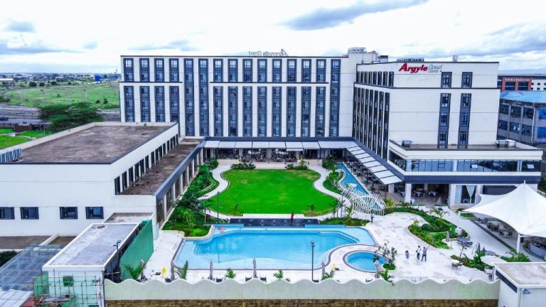 Vista aérea de la piscina exterior y jardines del Argyle Grand Hotel cerca del aeropuerto de Nairobi