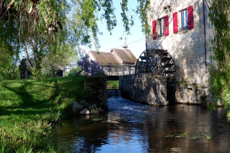 Molino de agua histórico del Moulin de Petoulle con rueda hidráulica y río en entorno natural