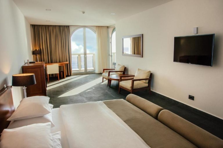 Habitación superior con cama doble, sofá y vistas al mar en Avala Resort & Villas