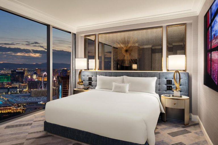Habitación king con vista panorámica al Strip de Las Vegas al atardecer en Fontainebleau Las Vegas