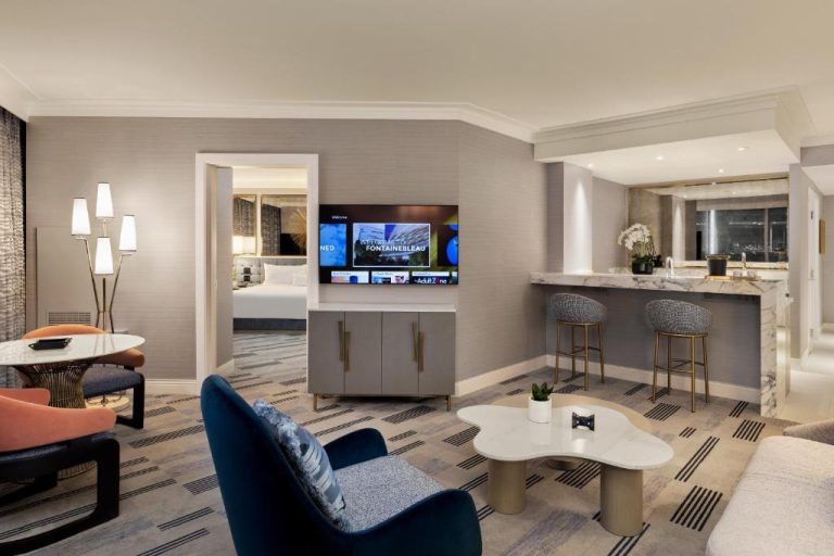 Suite de lujo con salón, minibar de mármol y dormitorio en el Fontainebleau Las Vegas