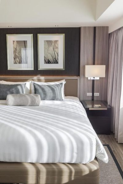 Habitación de lujo con cama doble y decoración moderna en el Hotel Seda Nuvali Laguna cerca de Tagaytay
