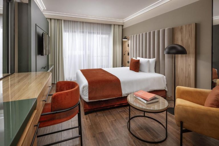 Habitación doble superior con cama king y decoración moderna en tonos terracota del Vivaldi Hotel
