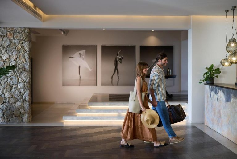 Pareja llegando a la elegante recepción del Lango Design Hotel & Spa Adults Only en Kos
