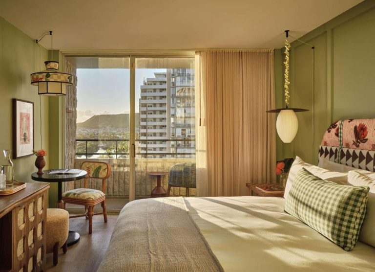 Habitación con cama doble, decoración tropical y vistas a Diamond Head en Wayfinder Waikiki