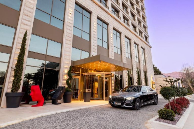Entrada principal del Merit Starlit Hotel & Residences con limusina Mercedes-Maybach de lujo en la puerta