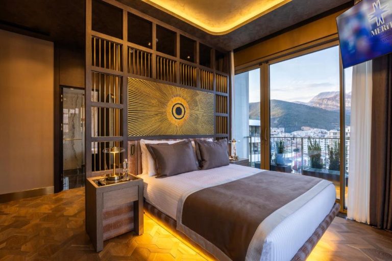 Habitación de lujo con cama doble, iluminación ambiental y vistas a la montaña en Merit Starlit Hotel