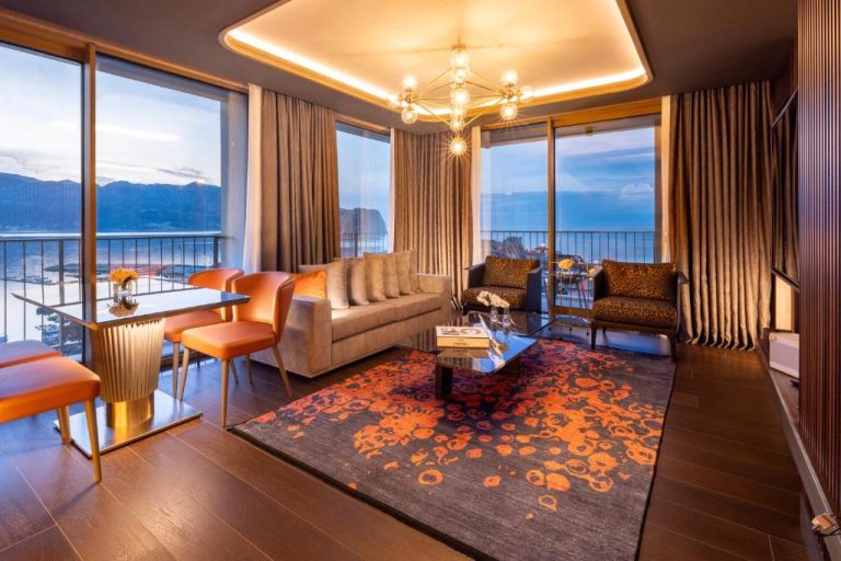 Lujoso salón de suite con vistas panorámicas al mar y montañas en Merit Starlit Hotel & Residences