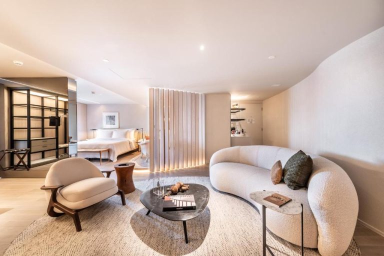 Suite de lujo con salón moderno y dormitorio integrado en el Hotel Unique