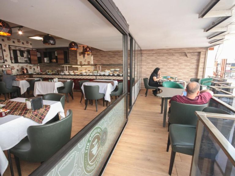Restaurante buffet del Mostar Hotel Antalya con mesas y zona de desayuno tipo cafetería