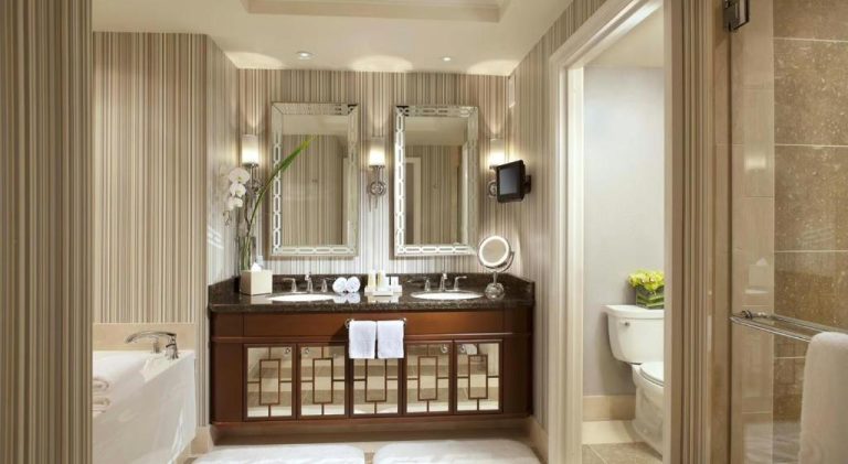 Lujoso baño doble con tocador de mármol y espejos elegantes en Caesars Palace Las Vegas by Suiteness