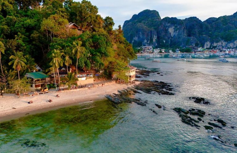 Vista aérea de Morgan Villas con playa de arena blanca, aguas turquesas y acantilados en El Nido