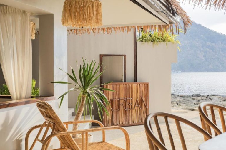 Recepción exterior con decoración tropical de Morgan Villas junto a la playa y vistas al mar