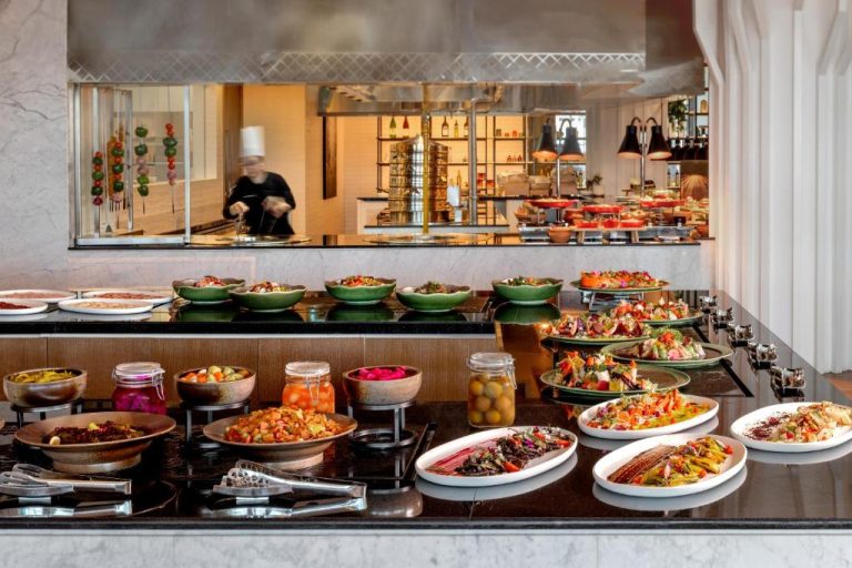 Amplio buffet con variedad de platos mediterráneos y ensaladas en el restaurante del Marriott Marquis Dubai Creek