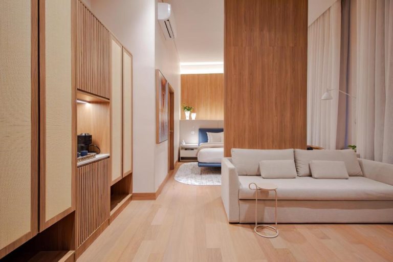 Suite con salón y dormitorio de diseño moderno en madera en el Hotel Intercity Florianópolis