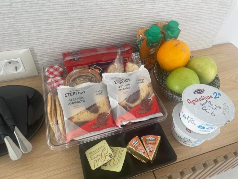 Bandeja de desayuno con bollería, frutas frescas, yogur y zumos en el Niriides Palace