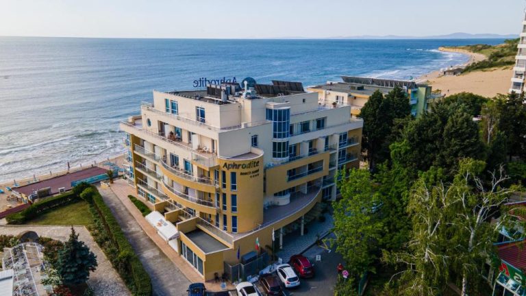 Vista aérea del Aphrodite Beach Hotel con fachada exterior y acceso directo a la playa