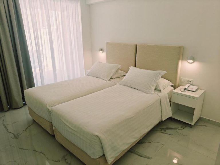 Habitación doble con dos camas individuales y suelo de mármol en el Ibiscus Hotel