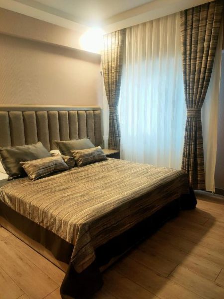 Habitación doble de lujo con cama king size y cabecero tapizado en Mostar Hotel Antalya