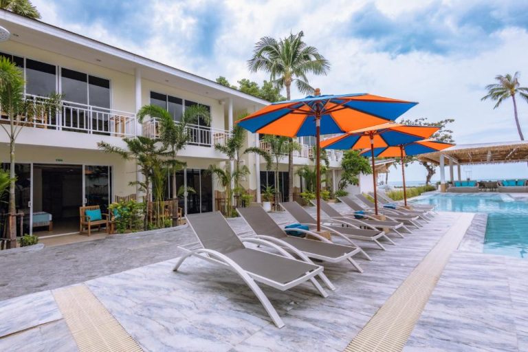 Piscina exterior con tumbonas y sombrillas del ARKbar Beach Club & Resort frente al mar