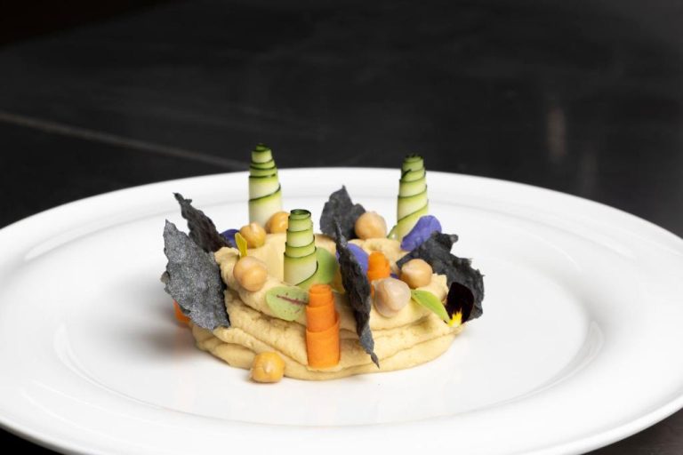 Elaborado plato gourmet de hummus con verduras y garbanzos del restaurante Hotel Costa dei Fiori