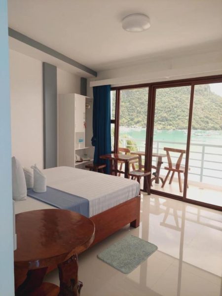 Habitación doble con vista al mar y balcón privado en Chislyk Inn con montañas al fondo