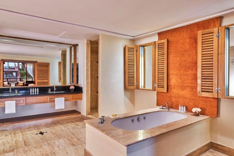 Baño de suite de lujo con bañera y doble lavabo en Hôtel Barrière Le Naoura